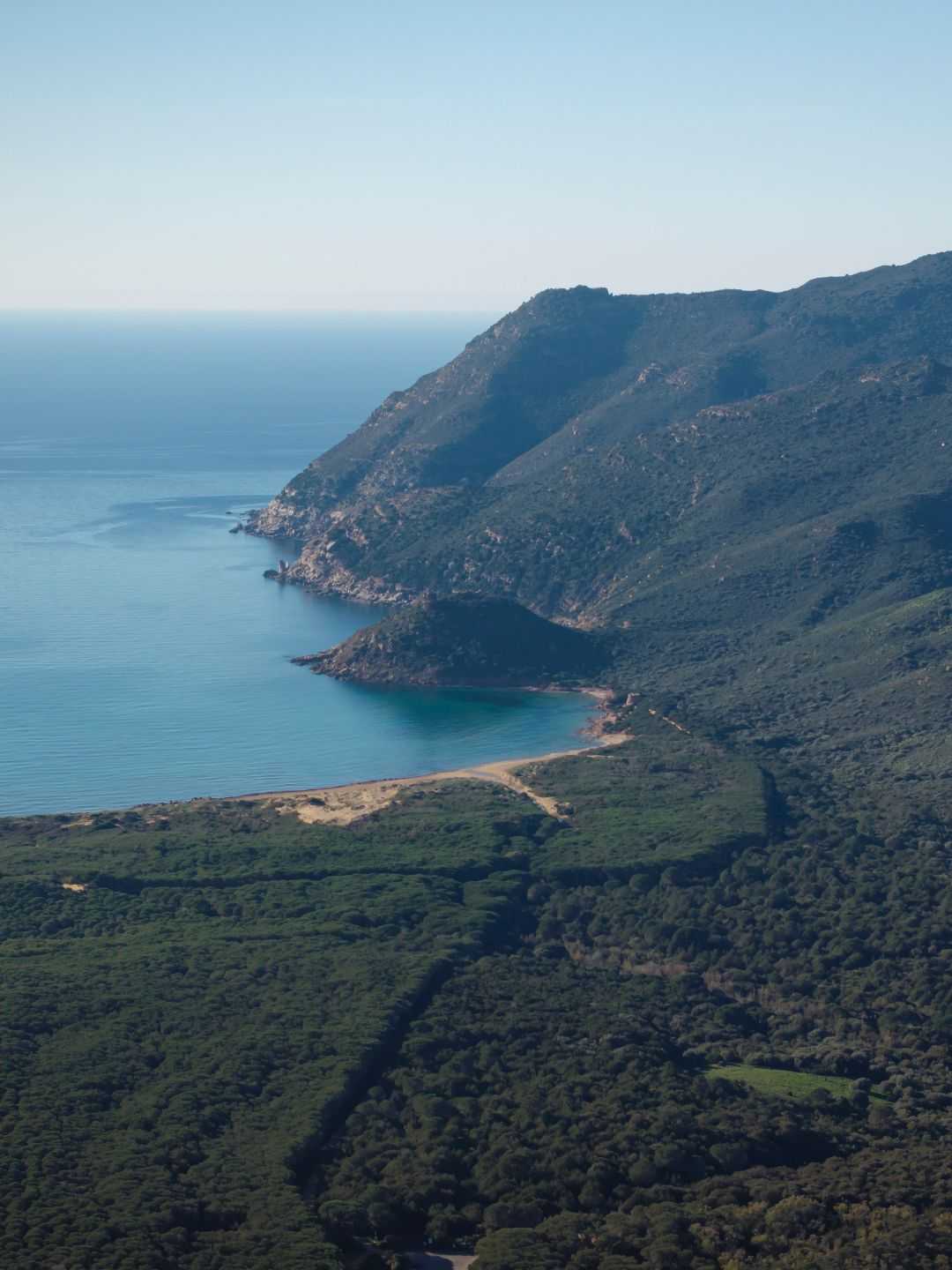 Vista di Porto Ferro dal Lago di Baratz a Sassari
