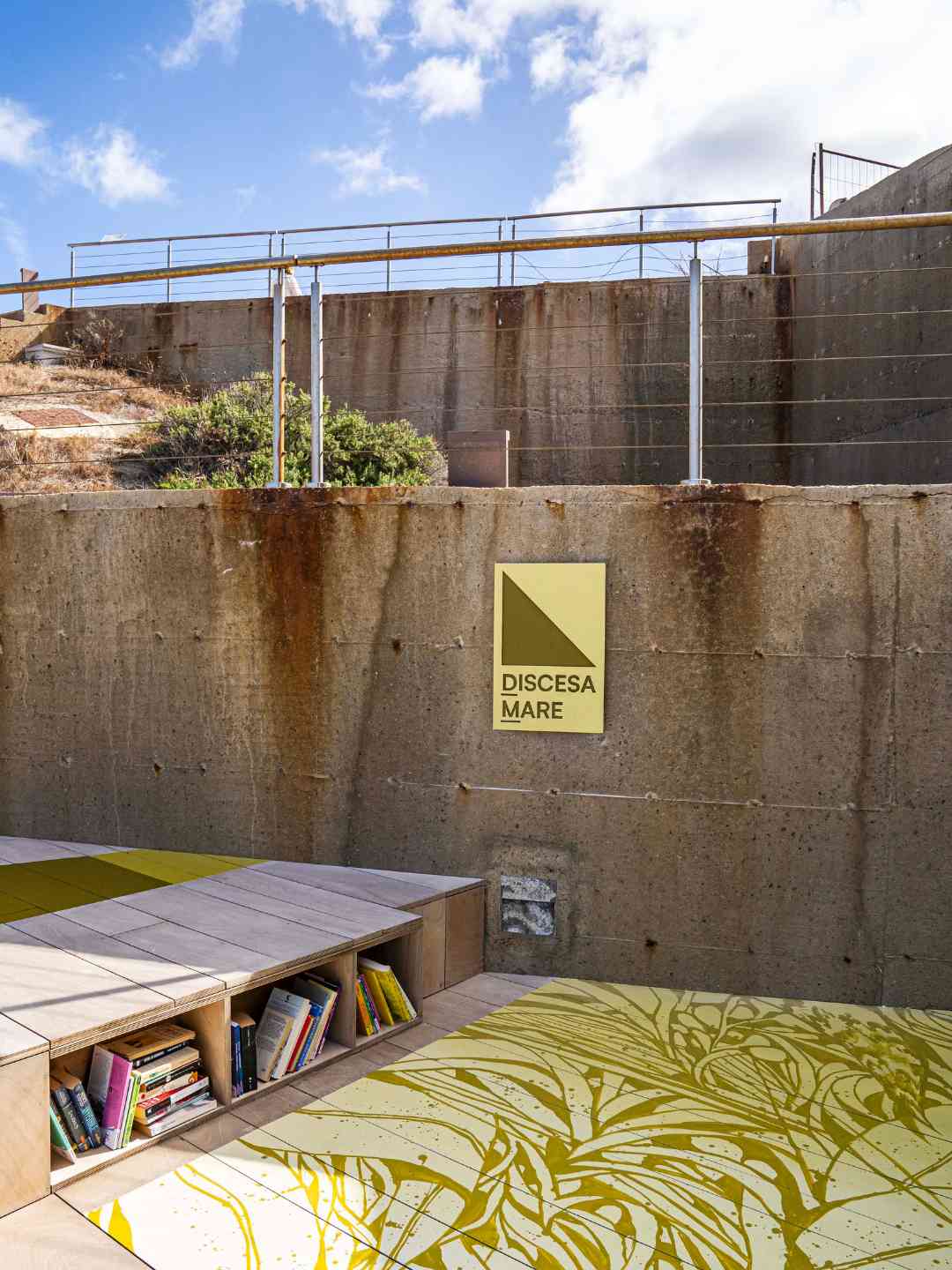 Cartello dell'installazione Discesa Mare all'Argentiera e libreria