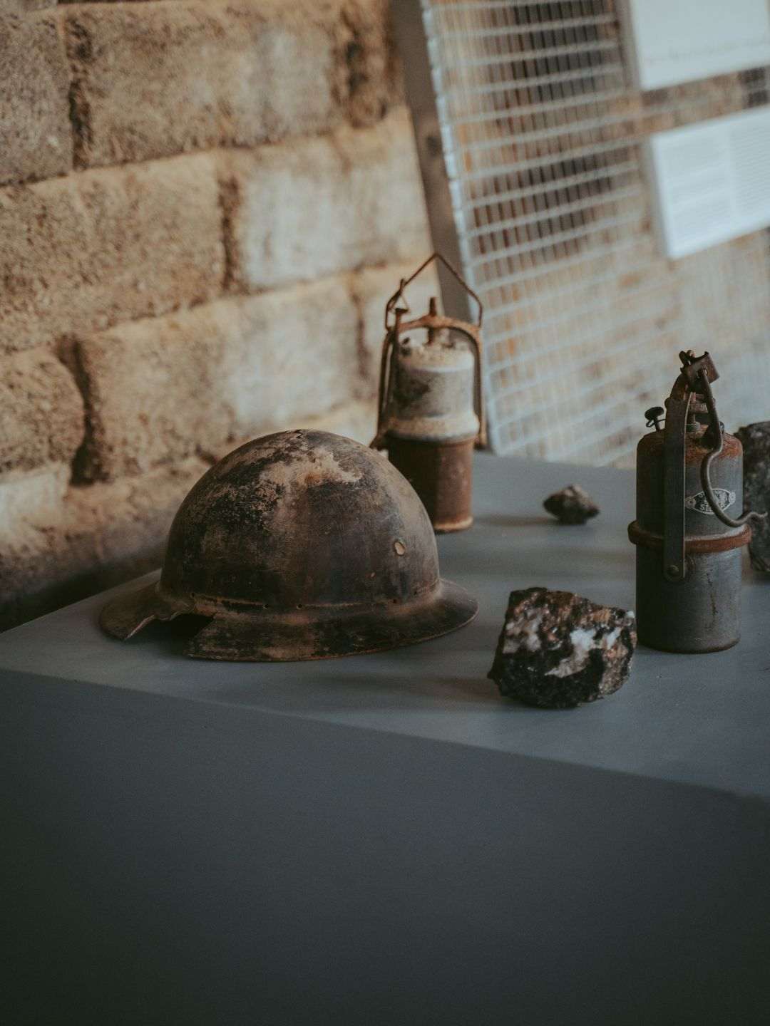 Attrezzi da minatore esposti nel Museo della Miniera all'Argentiera