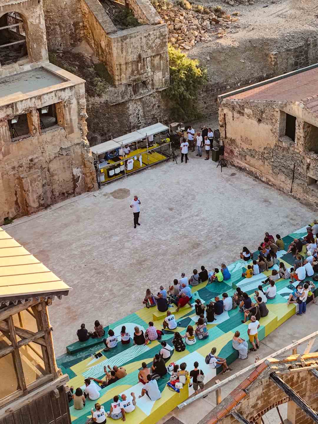 Persone assistono a un evento presso la Scala all'Argentiera