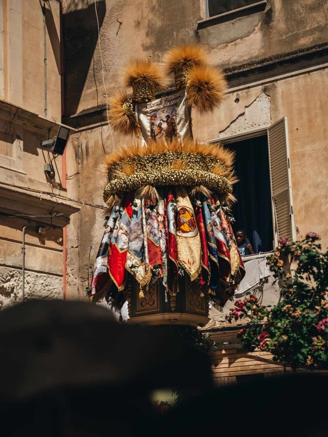 Candeliere dei Contadini durante la vestizione a Sassari