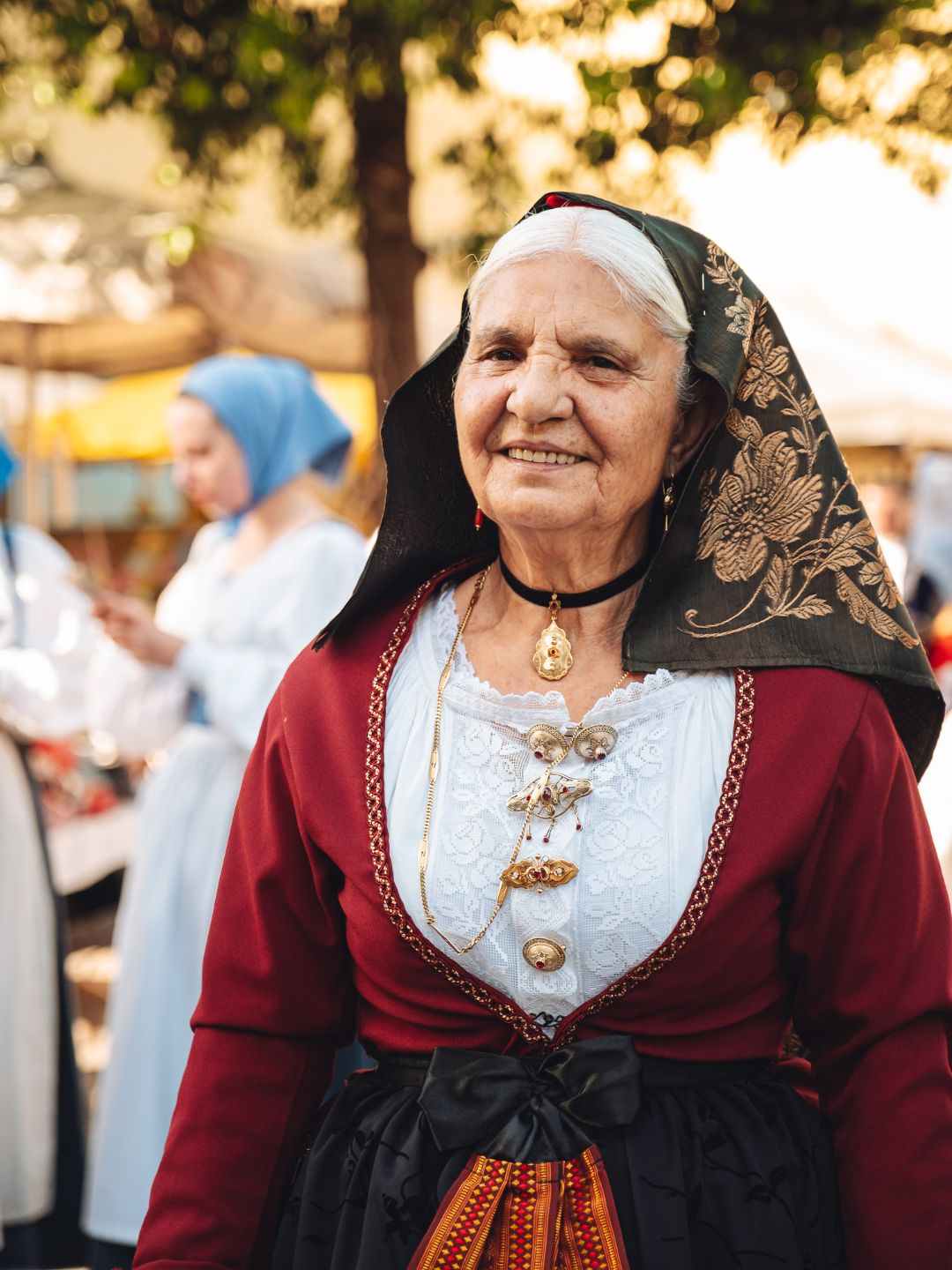 Donna indossa abito tradizionale alla Cavalcata Sarda a Sassari