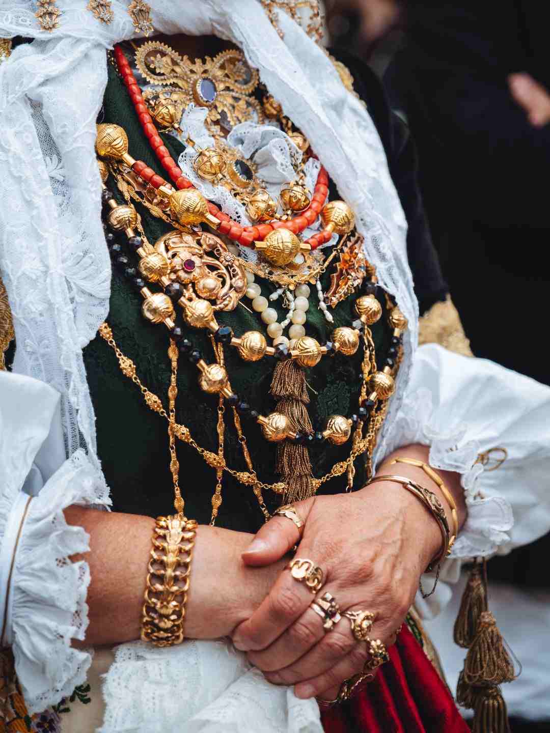 Gioielli sardi su un abito alla Cavalcata Sarda a Sassari