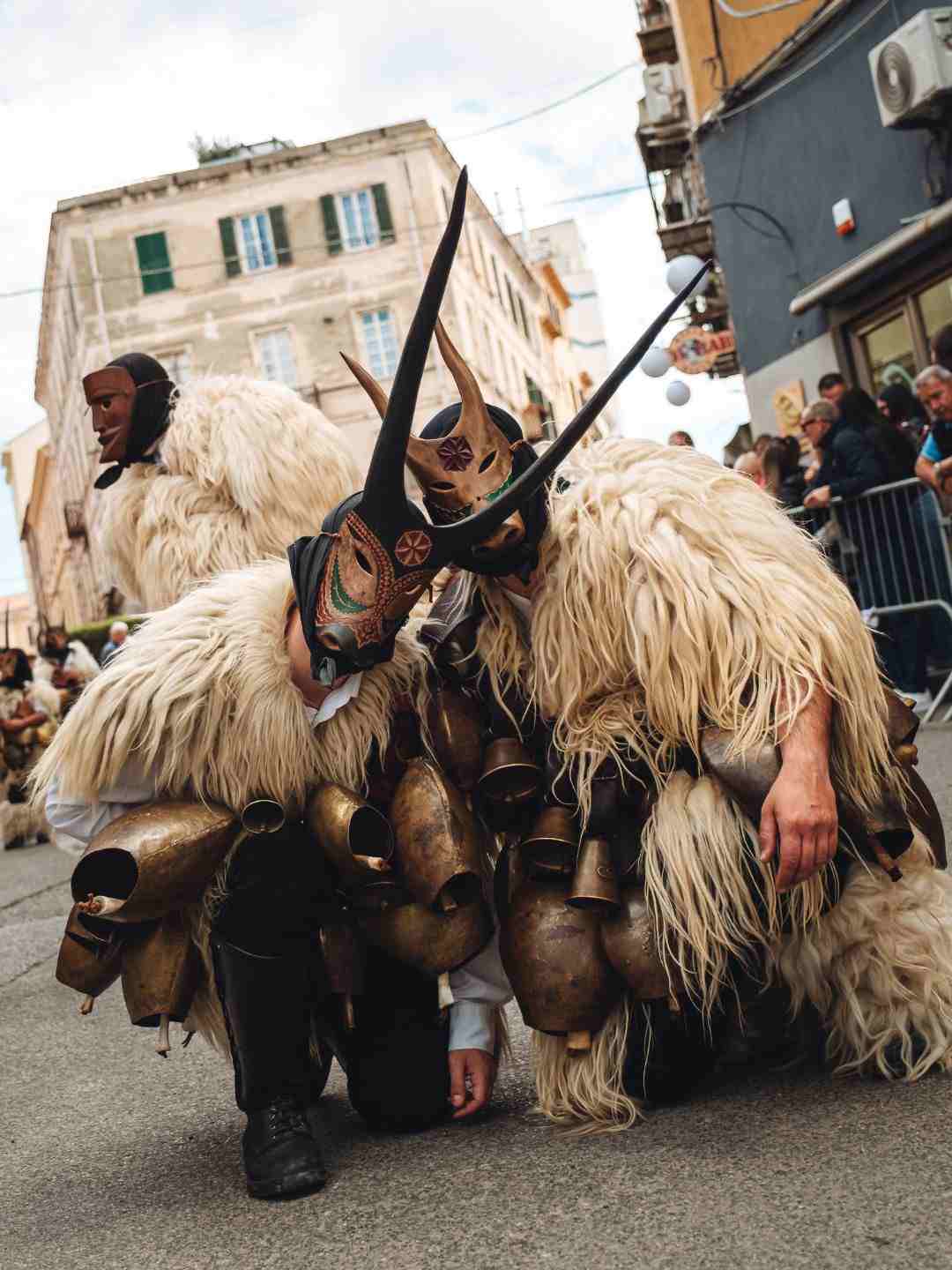 Maschere tipiche alla Cavalcata Sarda a Sassari