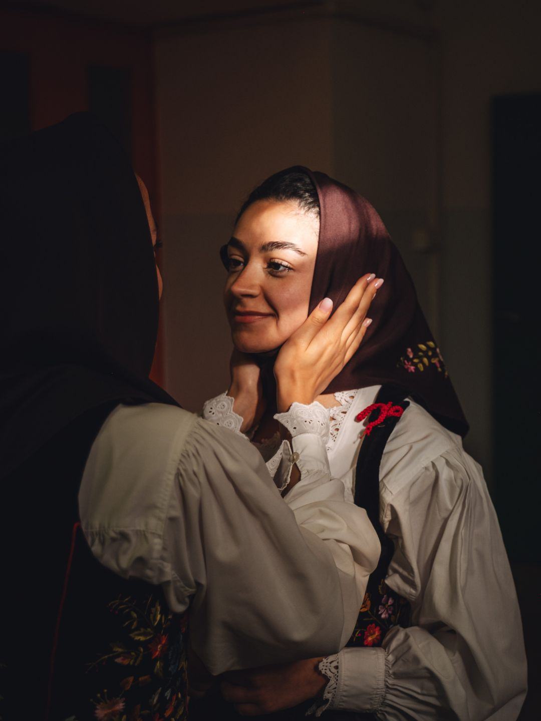 Ragazza con abito tipico alla Cavalcata Sarda a Sassari