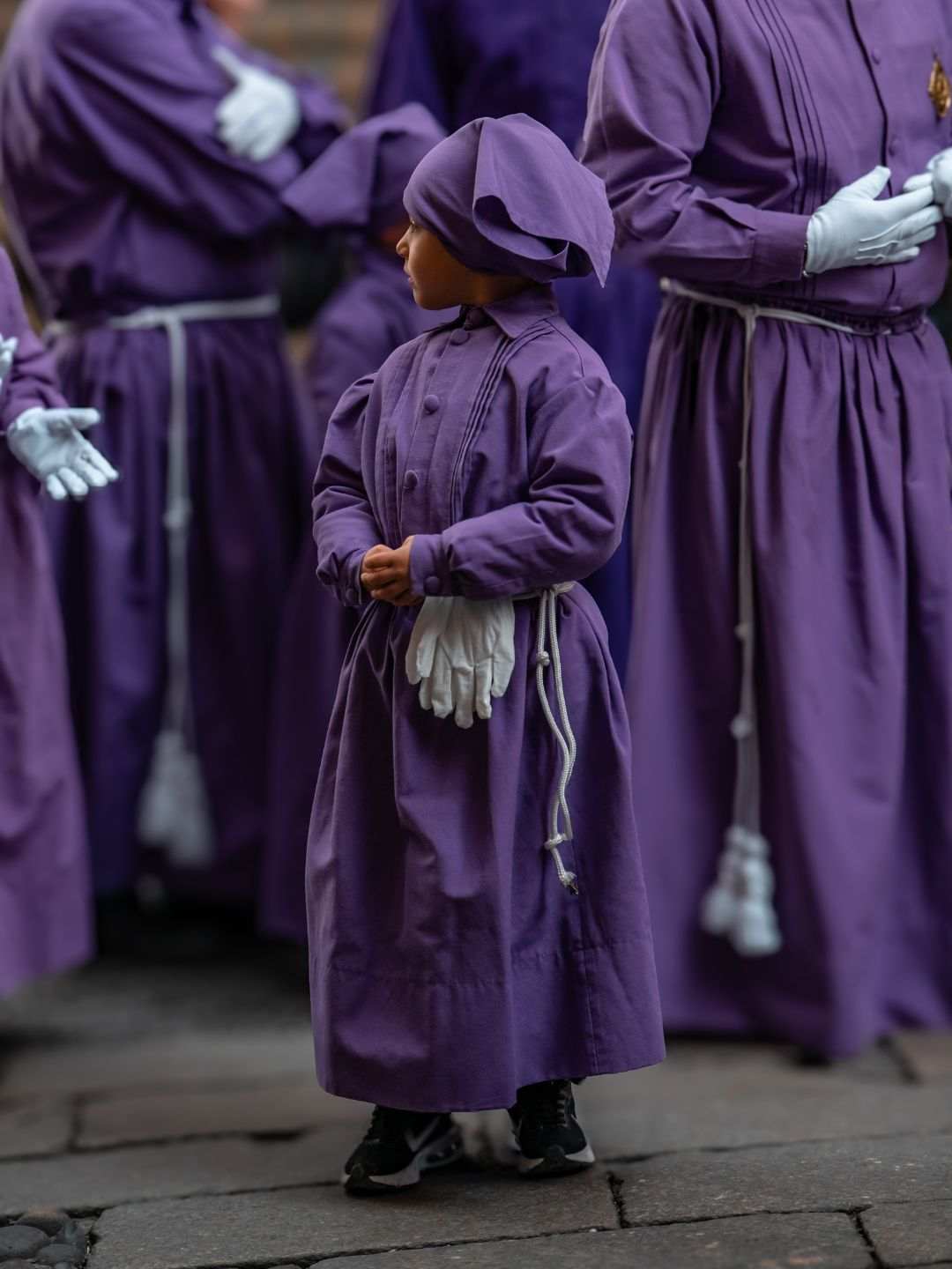 Bambino con abito viola di una confraternita alla Settimana Santa di Sassari