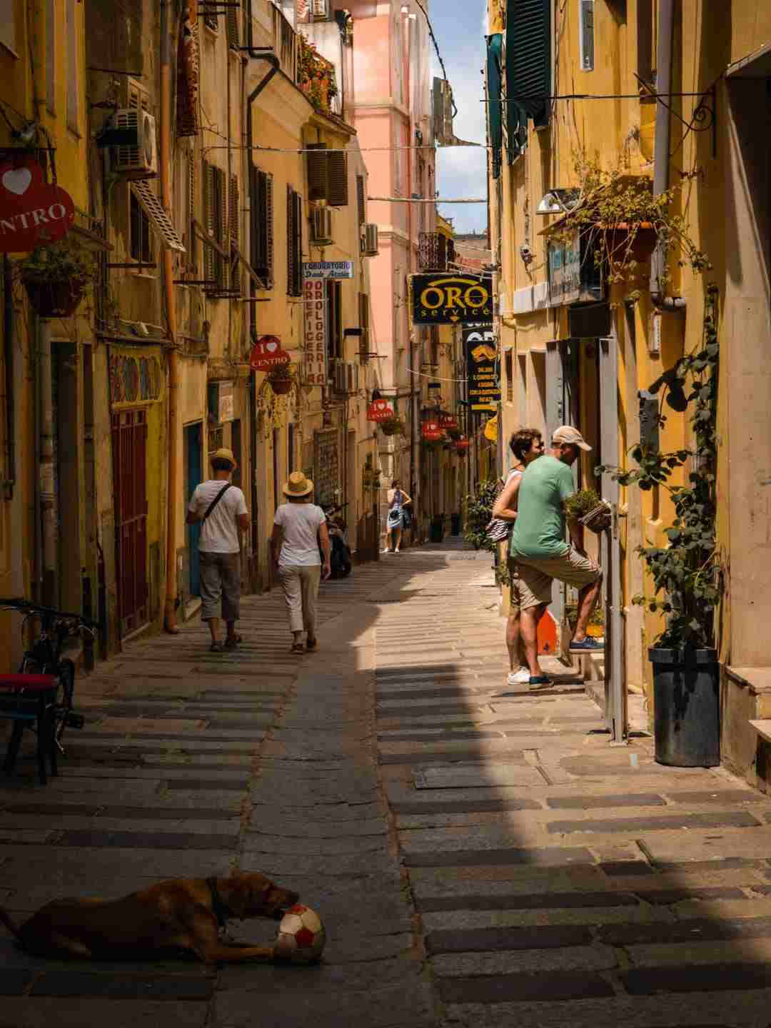 Turisti nel centro storico di Sassari
