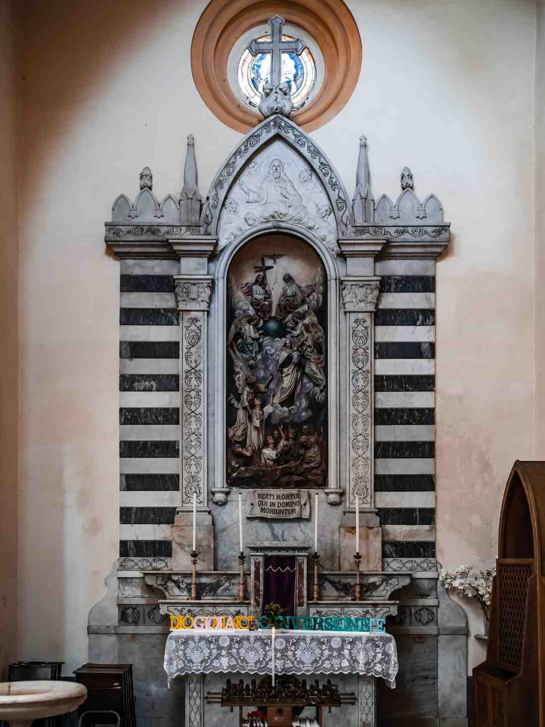 Arredo in marmo nella Chiesa di Sant'Apollinare a Sassari