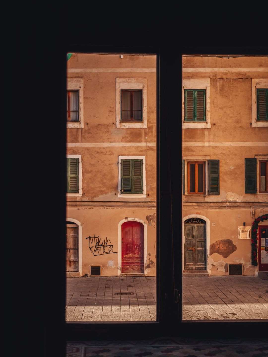 Vista della strada da una finestra della Chiesa di Santa Caterina a Sassari