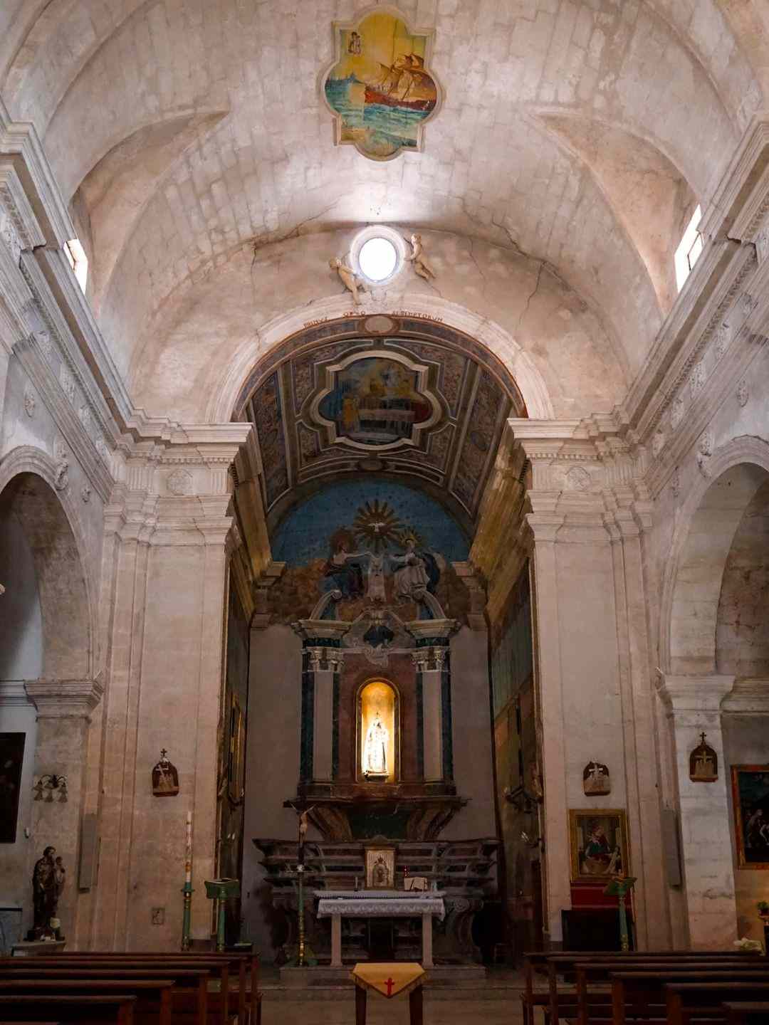 Interno della Chiesa della Santissima Trinità a Sassari