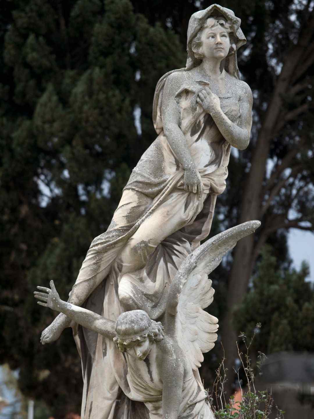 Statue funebri nel cimitero monumentale di Sassari