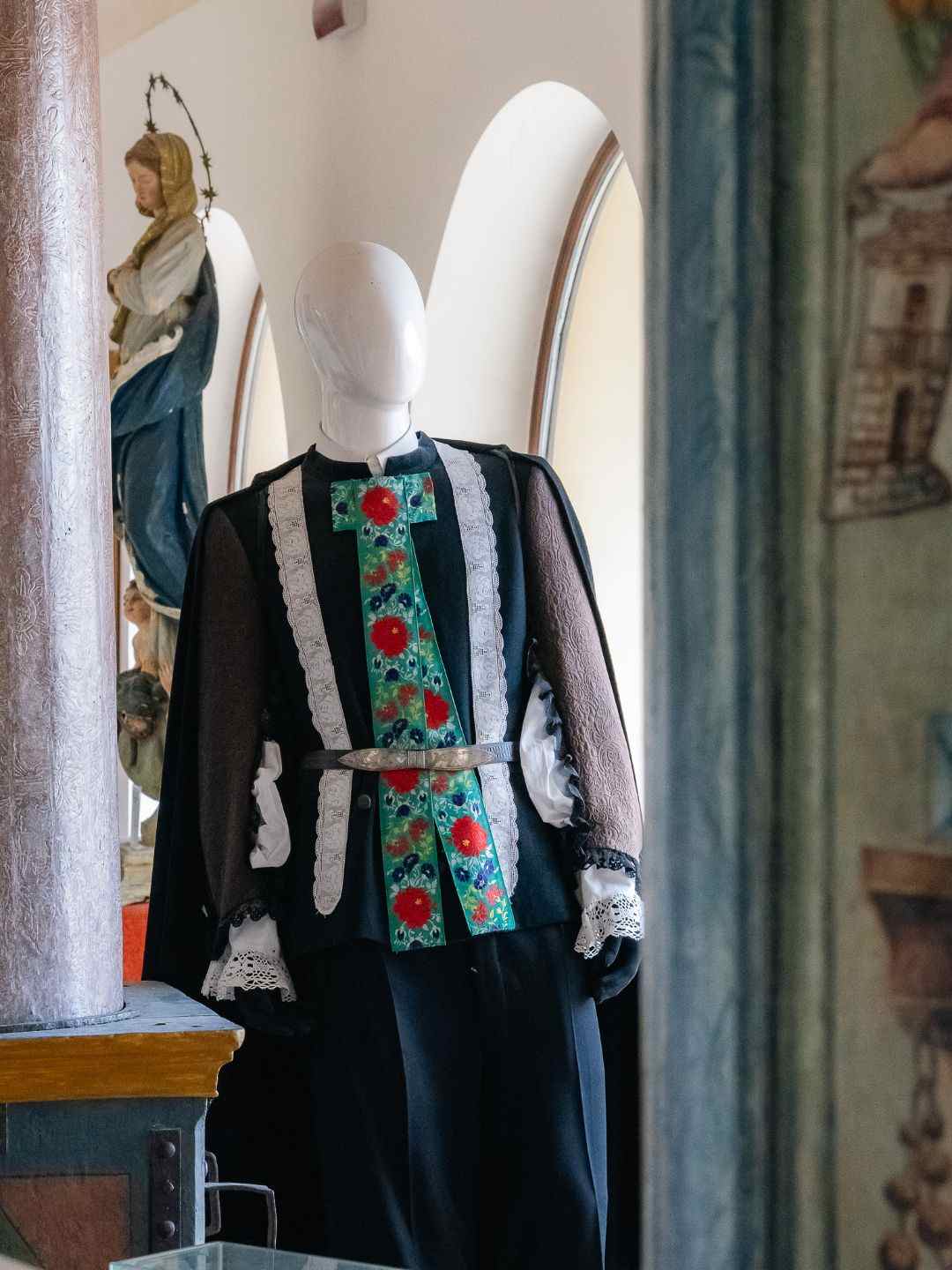 Abito di un Gremio esposto nel polo museale di Santa Maria di Betlem a Sassari