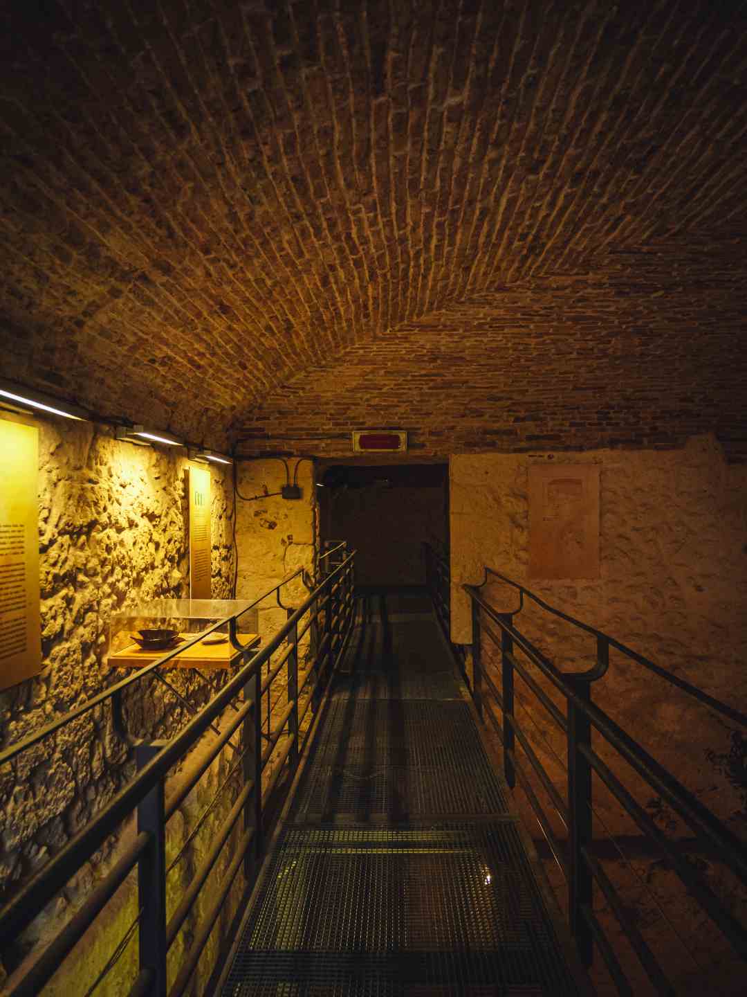 Sistema di passerelle metalliche nei sotterranei di Palazzo Ducale a Sassari per la visita agli scavi