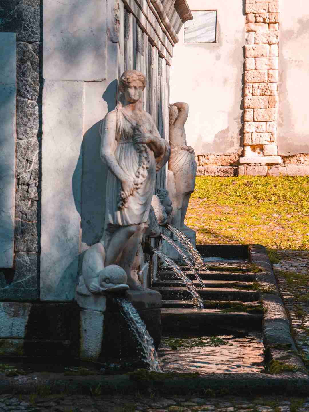 Statua delle stagioni sulla Fontana del Rosello a Sassari