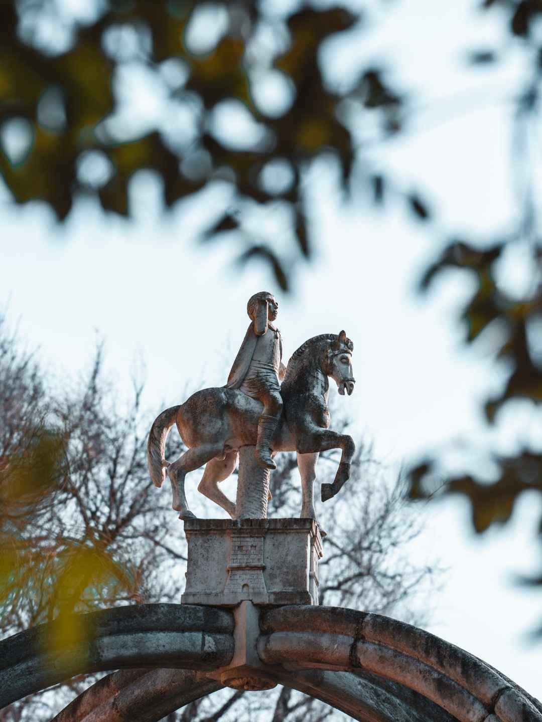 Statua di un uomo a cavallo sulla Fontana del Rosello a Sassari