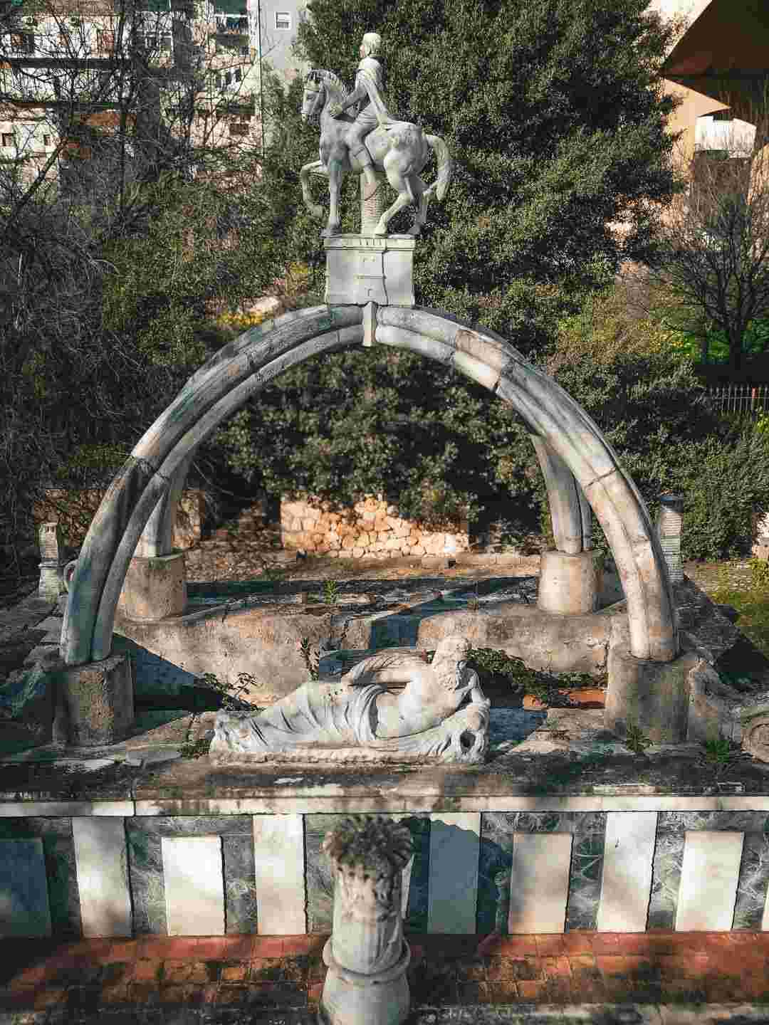 Sculture sulla Fontana del Rosello a Sassari