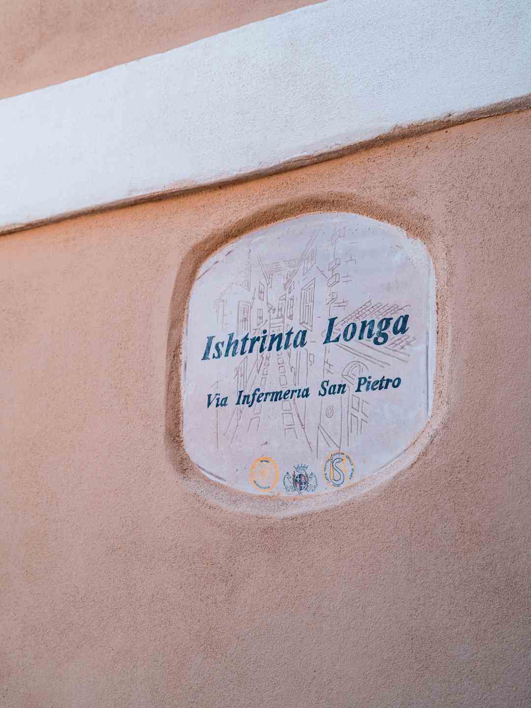 Insegna della via dove si trova Palazzo dell’Infermeria San Pietro a Sassari