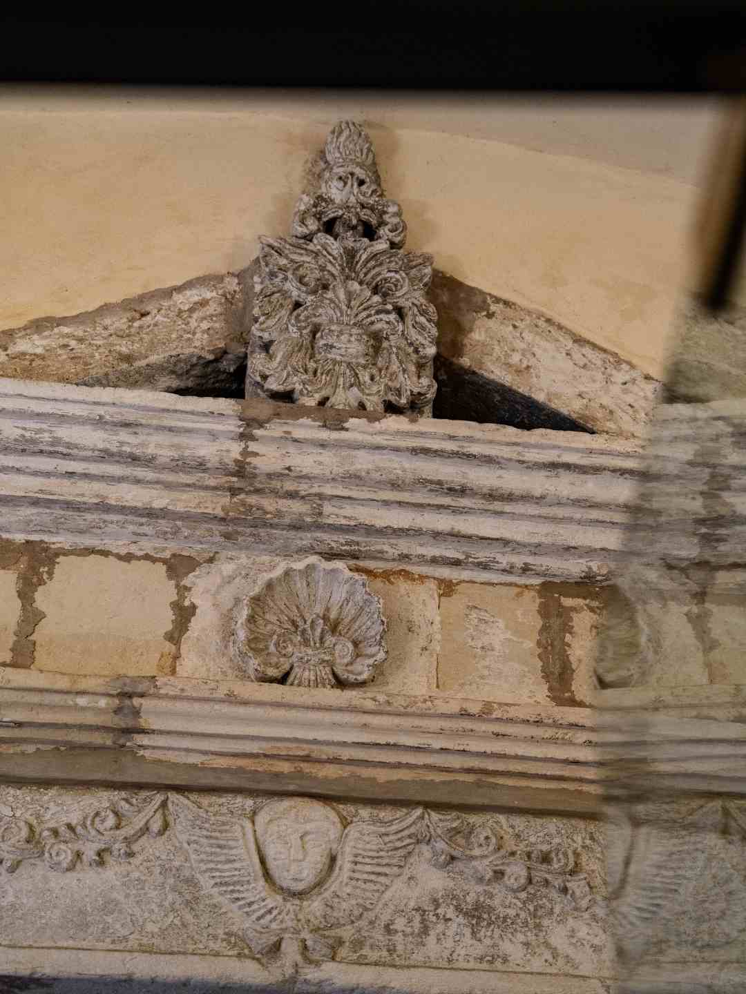 Antico portale in pietra dentro Palazzo dell’Infermeria San Pietro a Sassari
