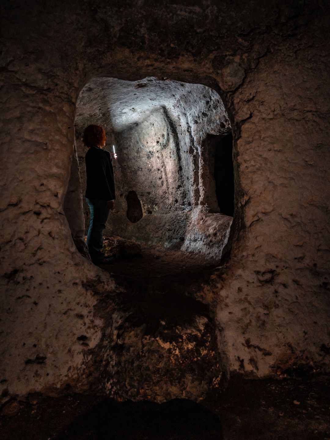 Interno della Domus de Janas di Montalé a Sassari
