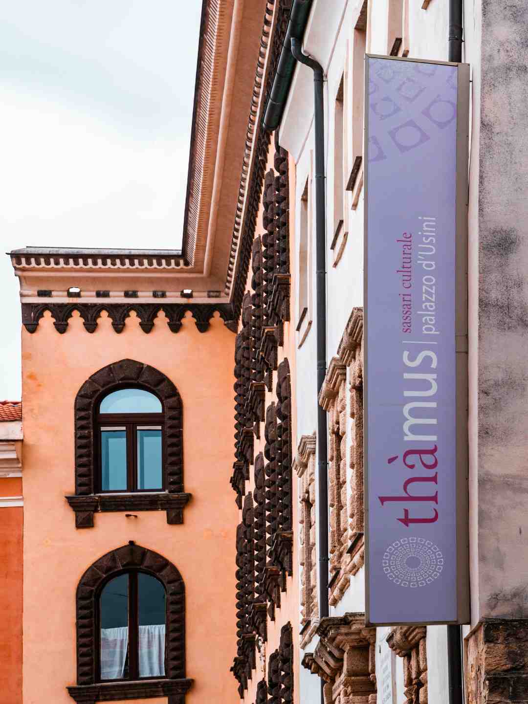 Insegna della rete culturale Thàmus installata sulla facciata di Palazzo d'Usini a Sassari