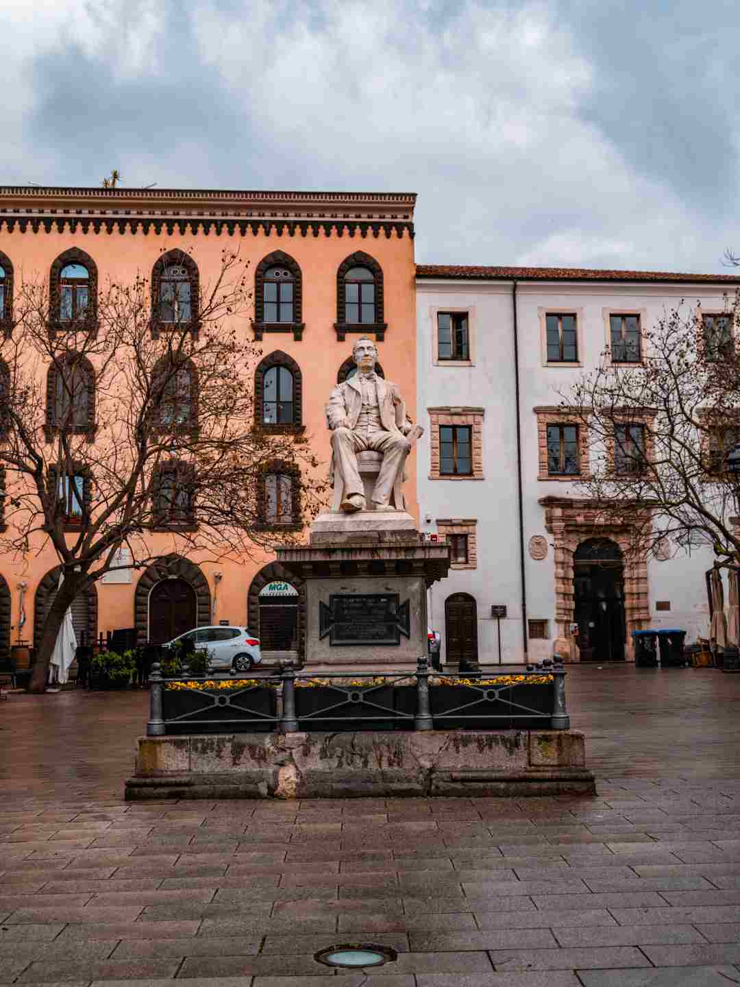 Veduta di Piazza Tola a Sassari con il monumento a Pasquale Tola