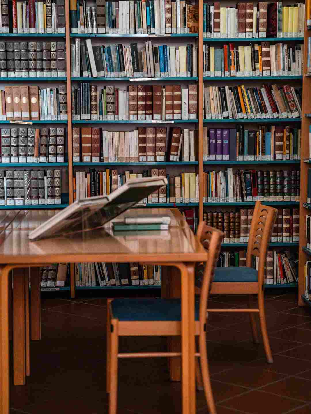 Scaffali con libri nella Biblioteca Comunale di Sassari a Palazzo d'Usini