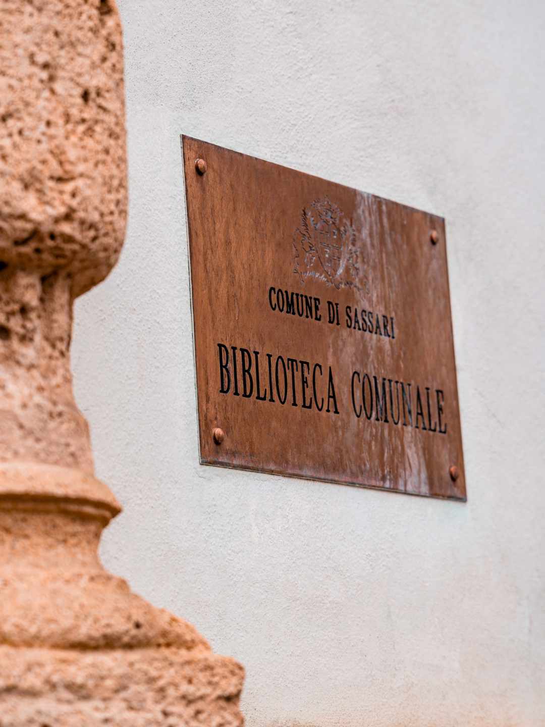 Targa in bronzo della Biblioteca Comunale del Comune di Sassari presso Palazzo d'Usini
