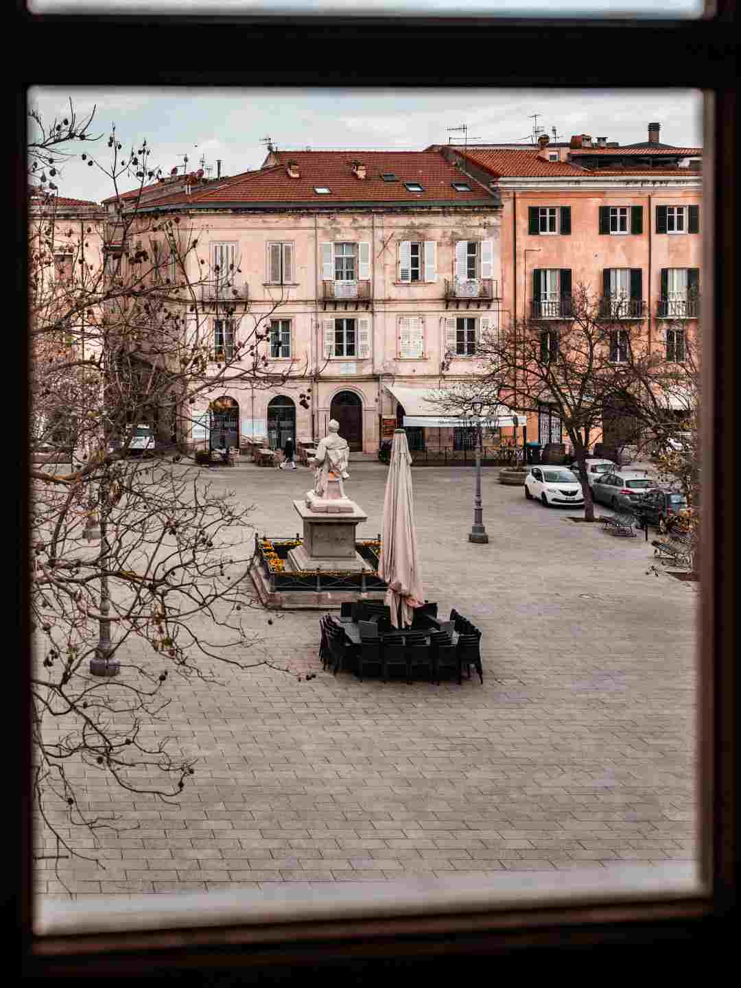 Scorcio di Piazza Tola inquadrato da una delle finestre di Palazzo d'Usini