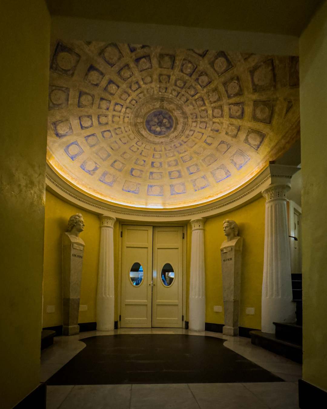 Ingresso del Teatro Civico dentro Palazzo di Città a Sassari