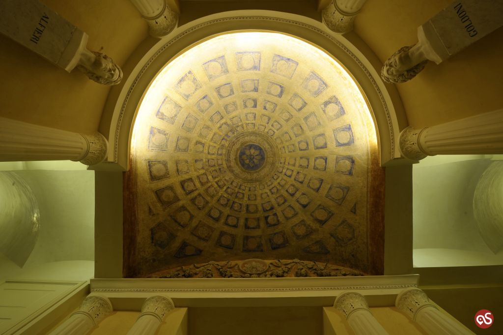 Decorazione del soffitto dell&#039;atrio di ingresso al Teatro Civico