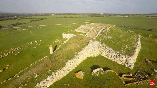 Monte d’Accoddi: un altare a terrazza unico nel Mediterraneo