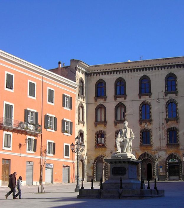 Piazza Tola