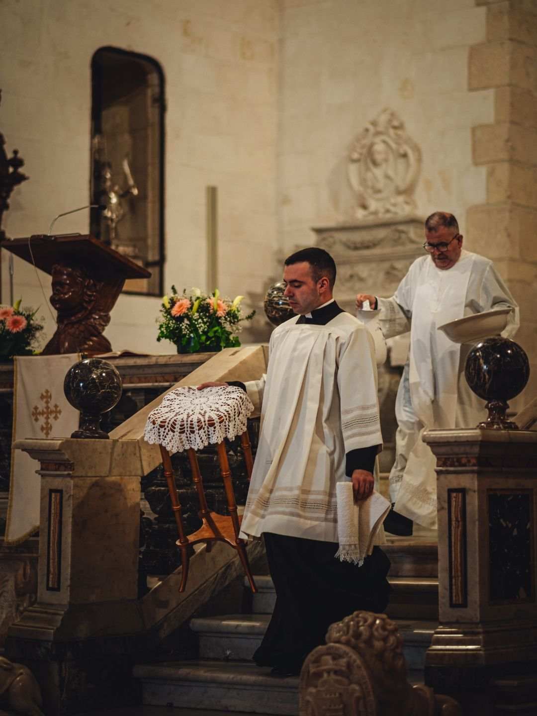 Sacerdoti in chiesa durante la Settimana Santa a Sassari